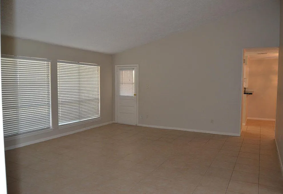 4 bed, 2.5 bath, 2100 sqft, $2,200 — Photo 4