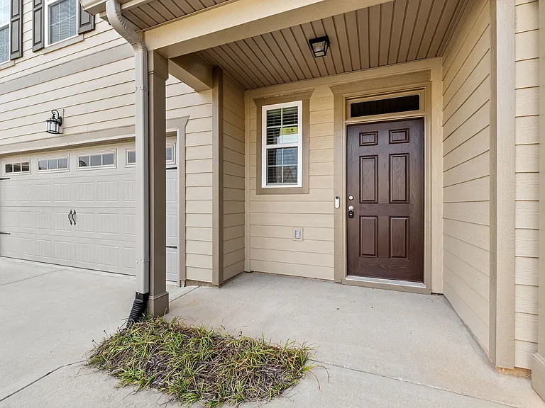 597 Vinings Dr — Photo 2