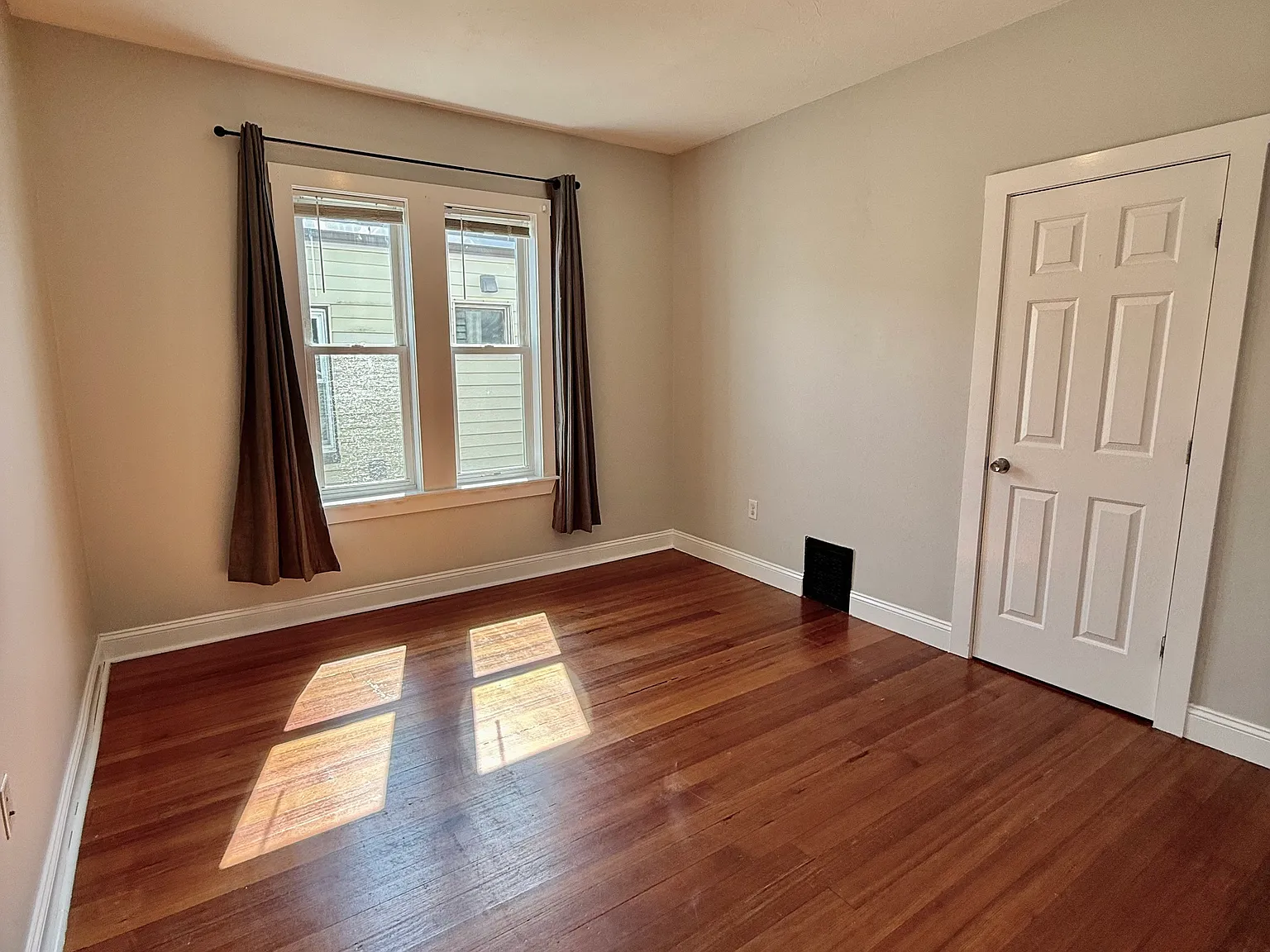 4 bed, 1.5 bath, 1400 sqft, $3,400 — Photo 4