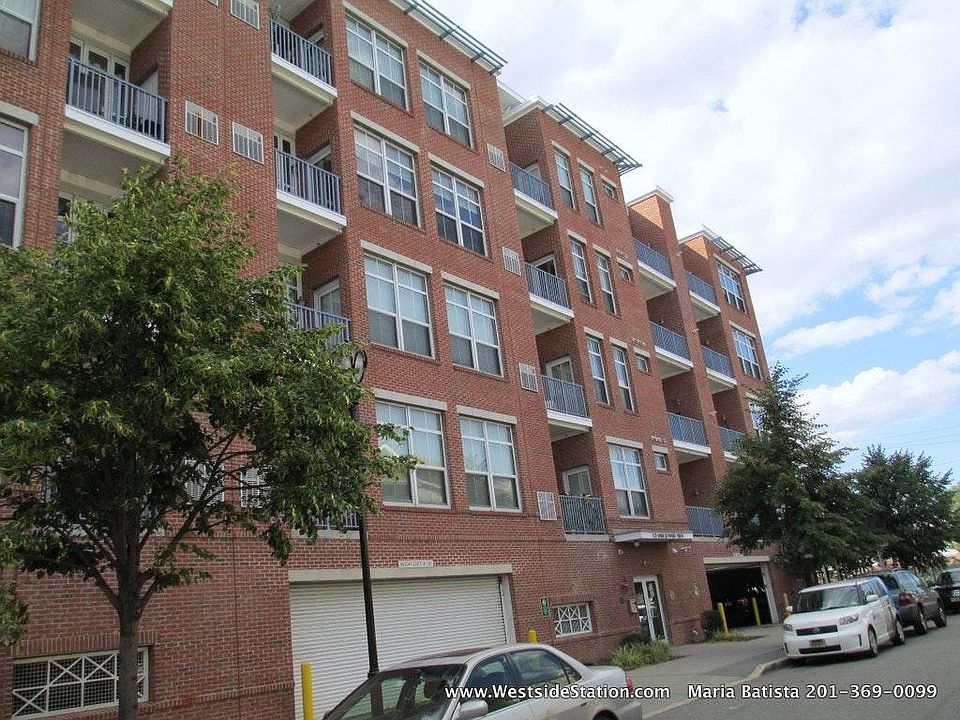 1st image of 3 Greenwich Dr #89