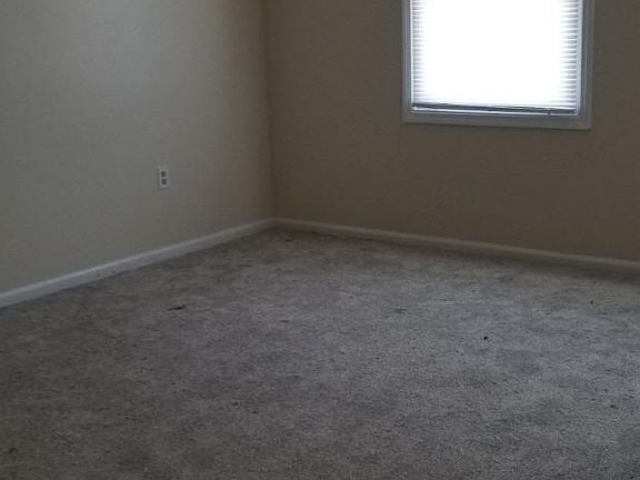 4th image of 325 Churchill Dr APT 4