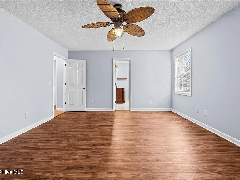 405 Spring Lake Dr — Photo 20