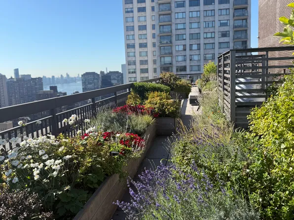 300 East 59th Street image 12 of 12