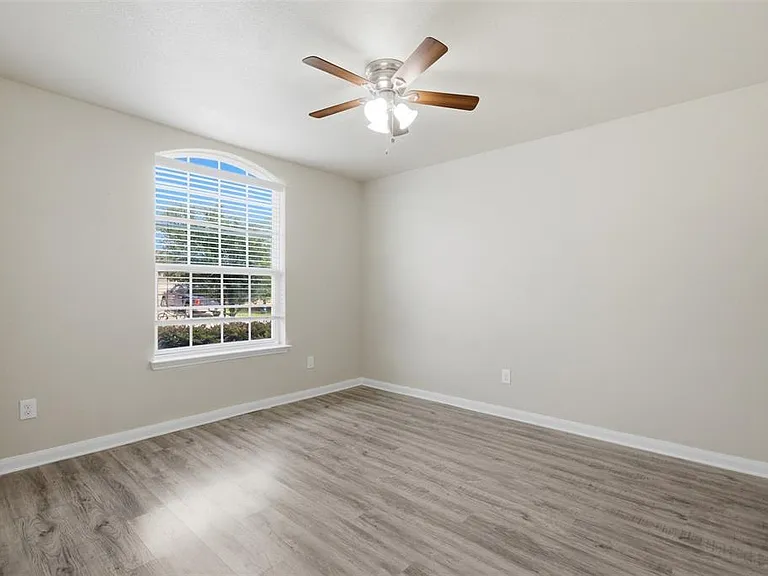 230 Silverleaf Dr — Photo 17