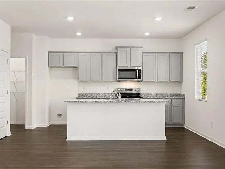 210 Aster Ave — Photo 2