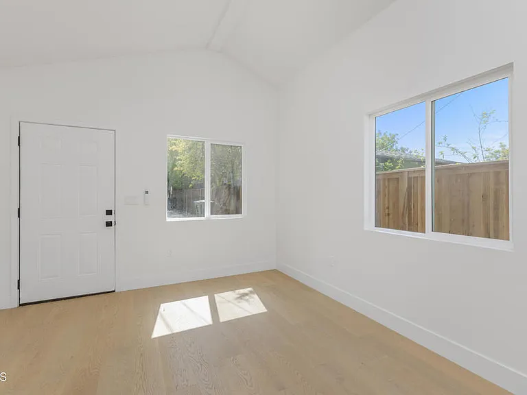 1537 Wesley Ave — Photo 5