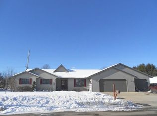 1907 Cedarhurst Dr, New London, WI 54961