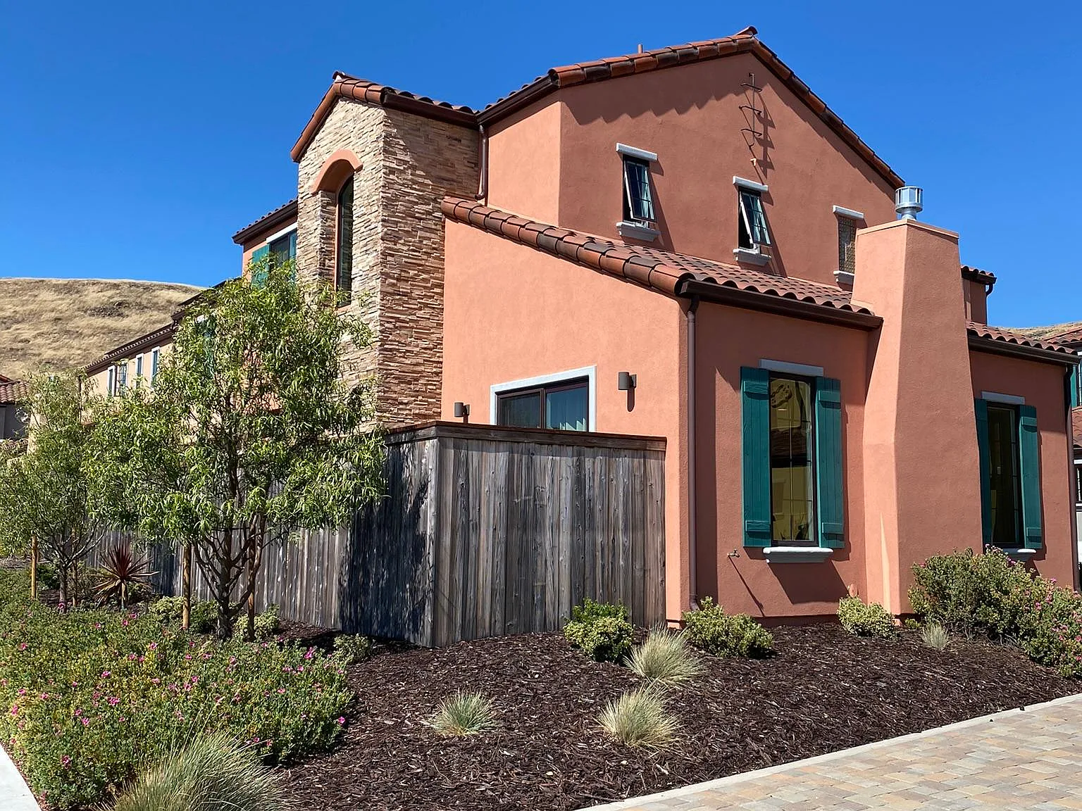 3 bed, 2.5 bath, 1925 sqft, $4,400 — Photo 1