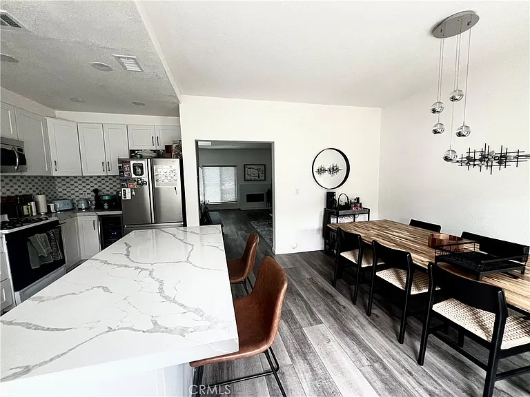 204 Greenmoor — Photo 3