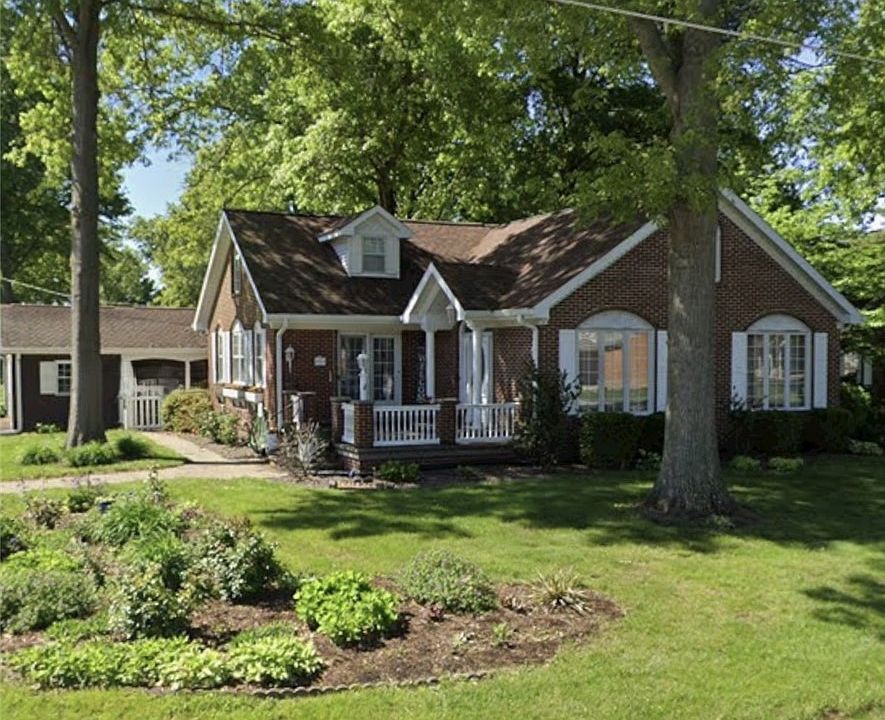 1st image of 303 W Elm St