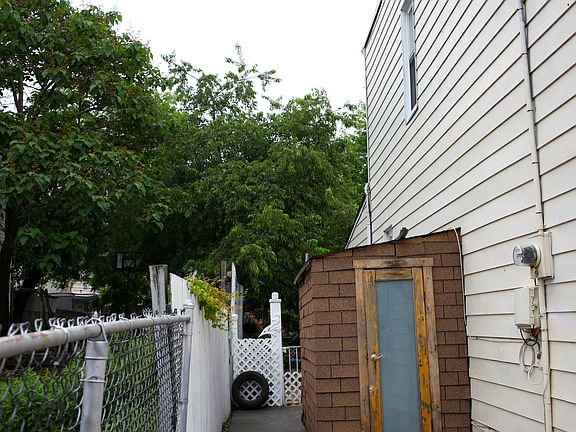3rd image of 20 Bush Ave