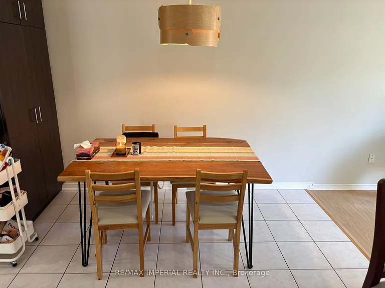 453 Heddle Cres — Photo 9