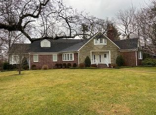 5 Ridge Dr E, Great Neck, NY 11021