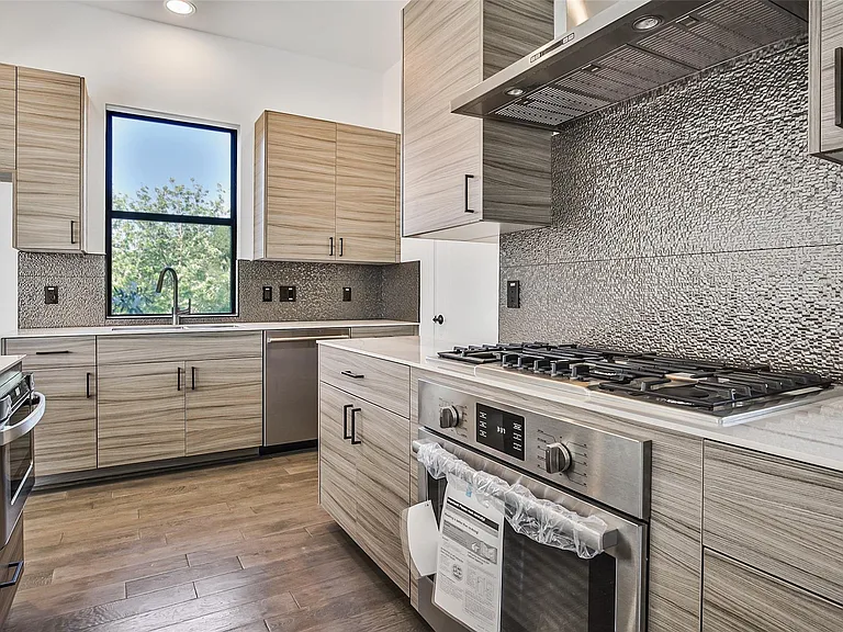 815 W 17th St — Photo 13