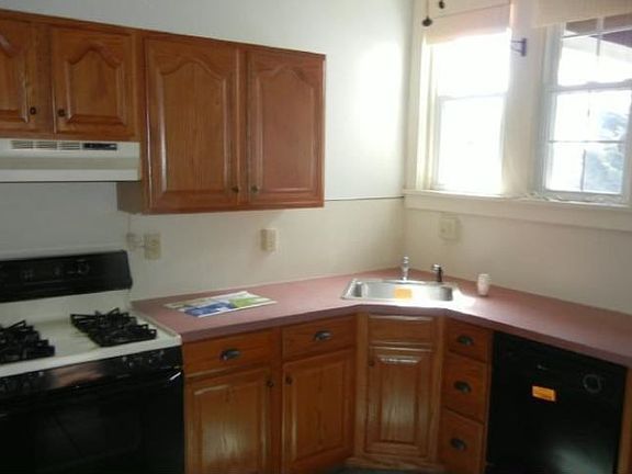 3rd image of 1318 Linden St