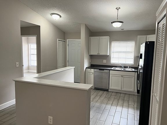 5th image of 675 Woodlane Cir