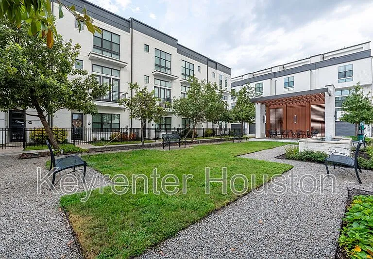 2928 Lamar St — Photo 34
