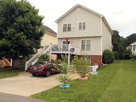 3rd image of 334 Wyndhurst Dr