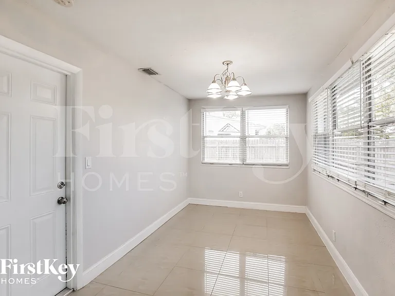 2550 NE 8th Ave — Photo 5