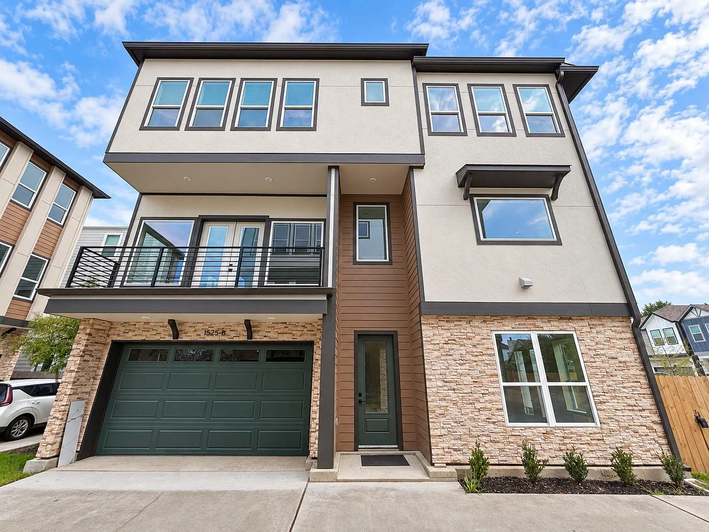 3 bed, 3.5 bath, 2452 sqft, $4,000 — Photo 1