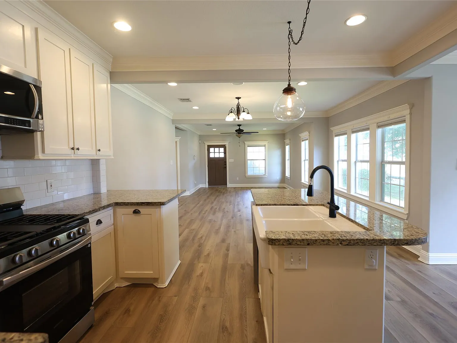 3 bed, 2.5 bath, 2132 sqft, $3,300 — Photo 3