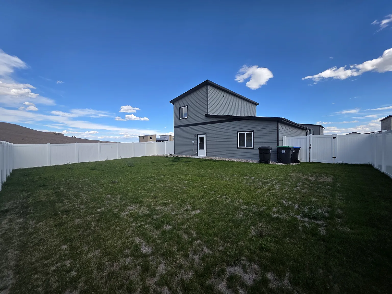 3 bed, 1458 sqft, $2,500 — Photo 2