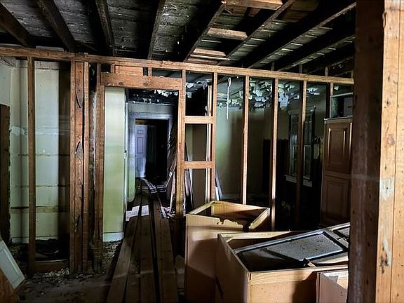 5th image of 1049 S Willett St