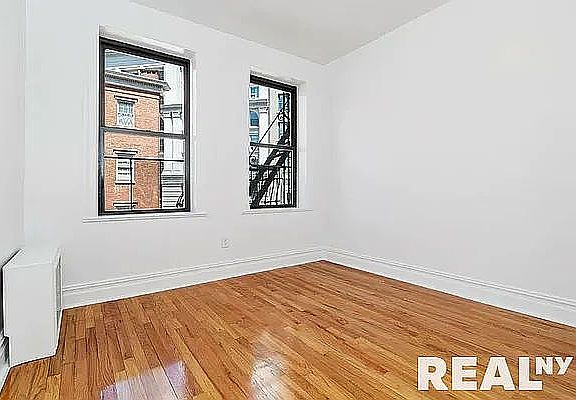 2nd image of 160 Waverly Pl #32