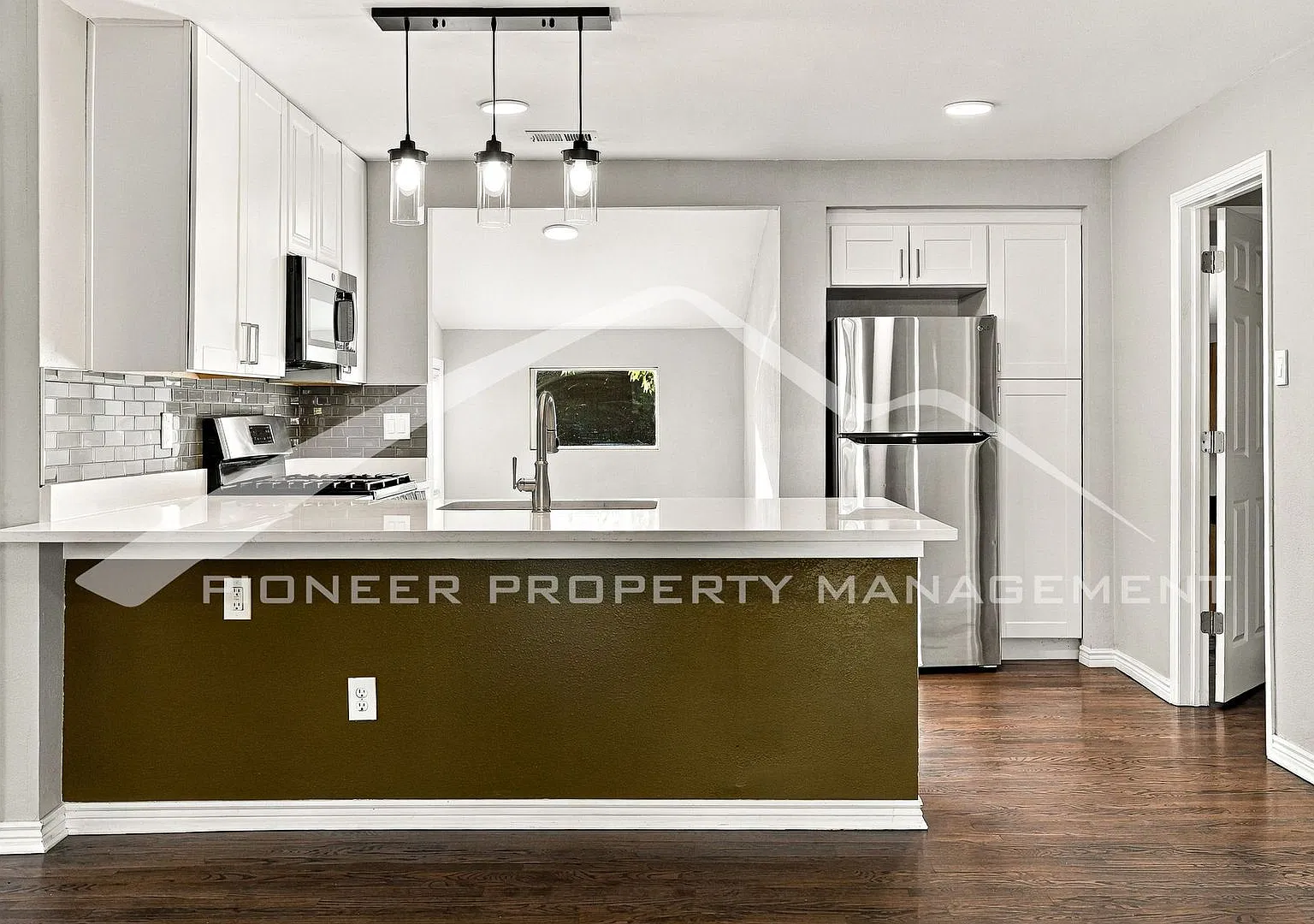 Spacious Home with Washer/Dryer and Fenced Yard — Photo 4