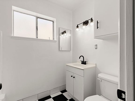 4th image of 501 S Kingsley Dr APT 8