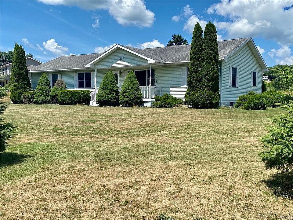 1st image of 4 Hillcrest Dr