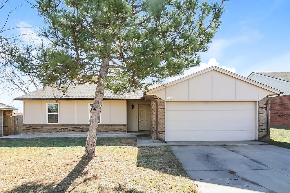4 bed, 2.0 bath, 1557 sqft, $1,620 — Photo 1