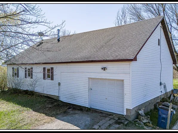 W9413 Schweitzer Rd, New London, WI 54961