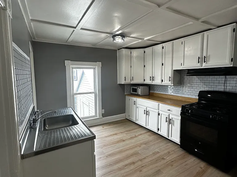 377 Flower Ave E #1 — Photo 2