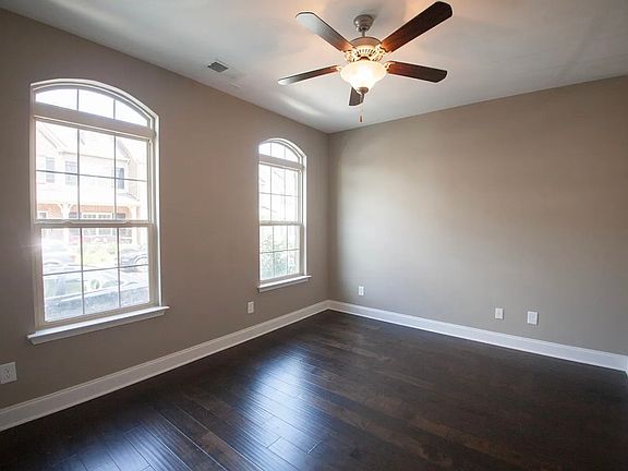4th image of 527 Vintage Green Ln
