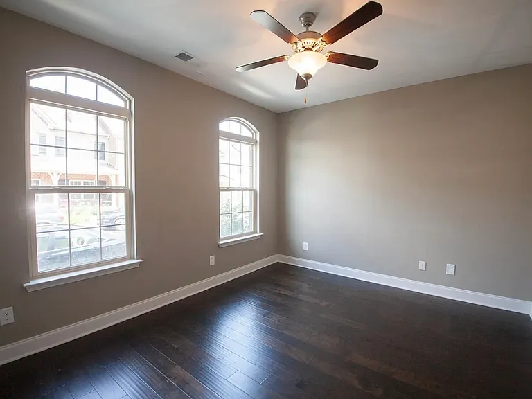 527 Vintage Green Ln — Photo 4