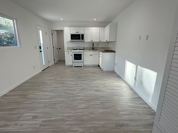 4th image of 8466 Farralone Ave