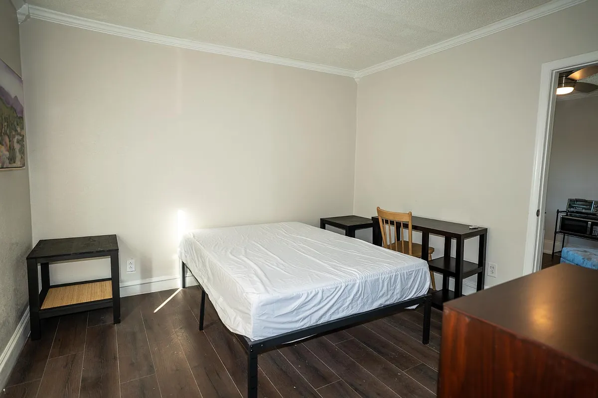 Unit Photo - 146 E Bell St #6