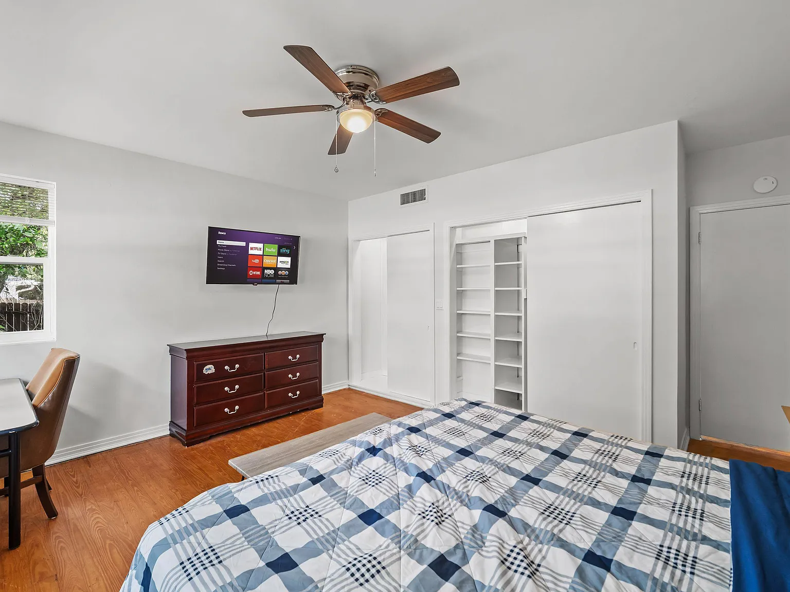 4 bed, 4.0 bath, 2700 sqft, $706 — Photo 2