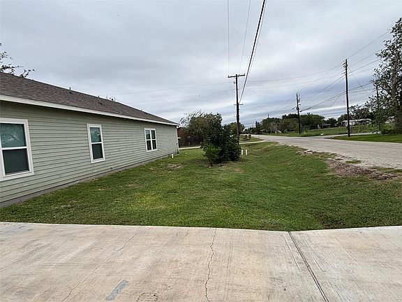 3rd image of 668 Commerce St