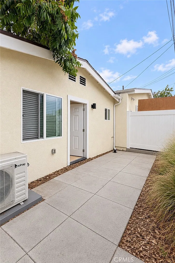 2 bed, 800 sqft, $3,195 — Photo 2