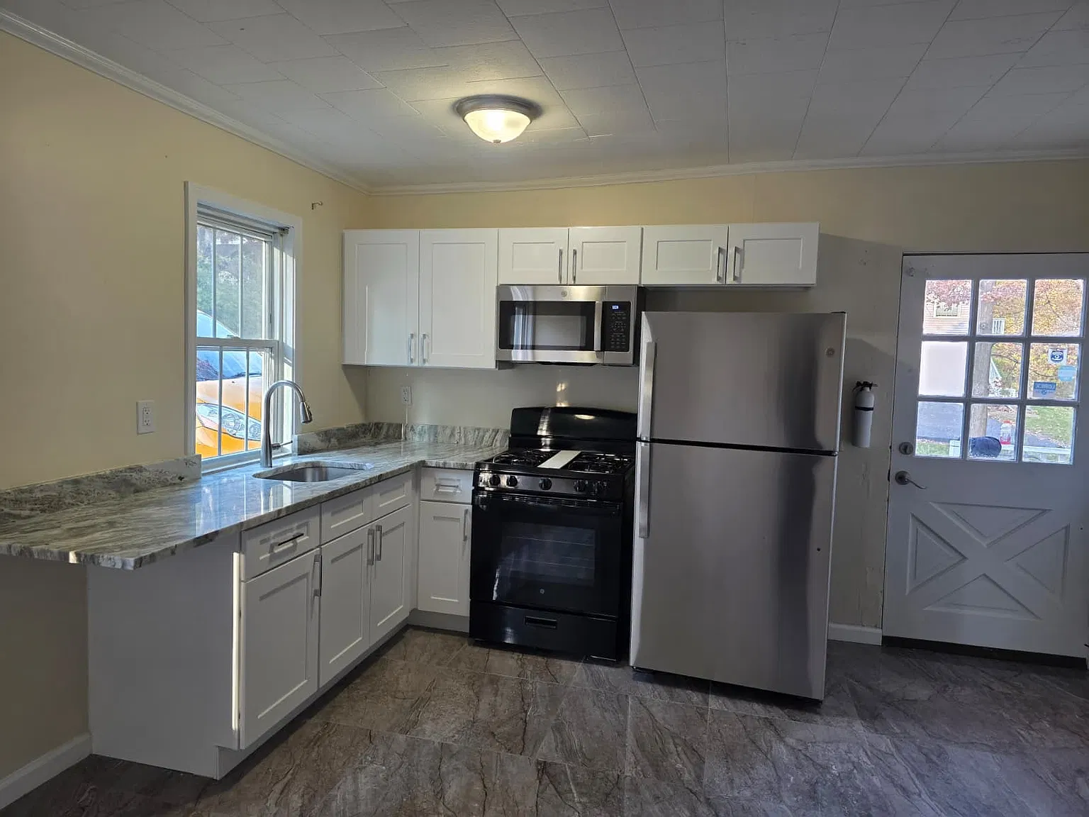 3 bed, $2,300 — Photo 3