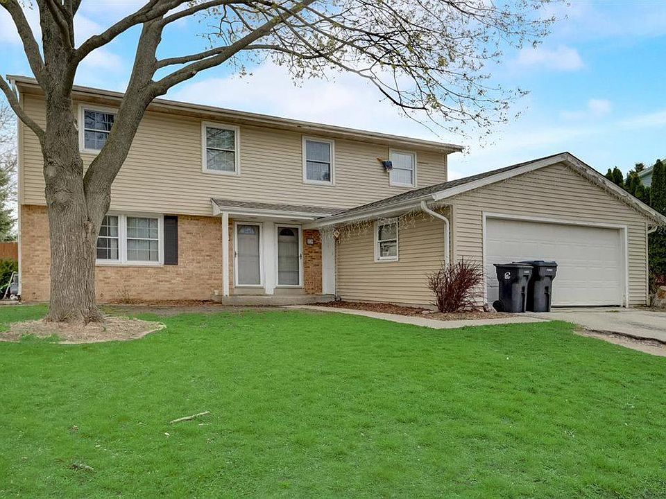 2136 Kilps Dr 2138, Waukesha, WI 53188 MLS 1735576