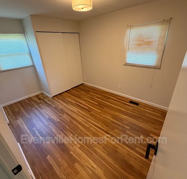 1309 Alvord Ln — Photo 12