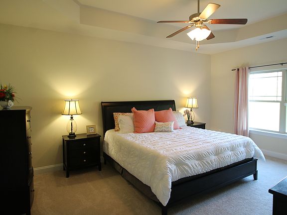 Master w/ trey ceiling 