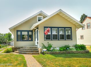 817 N 4th St, Grand Forks, ND 58203