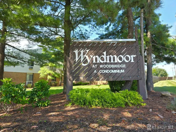 704 Cricket Ln, Woodbridge, NJ 07095