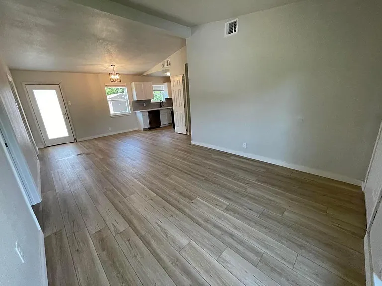 1605 Hawthorne Ln — Photo 5