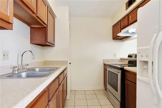 1208 Cambridge Dr — Photo 9