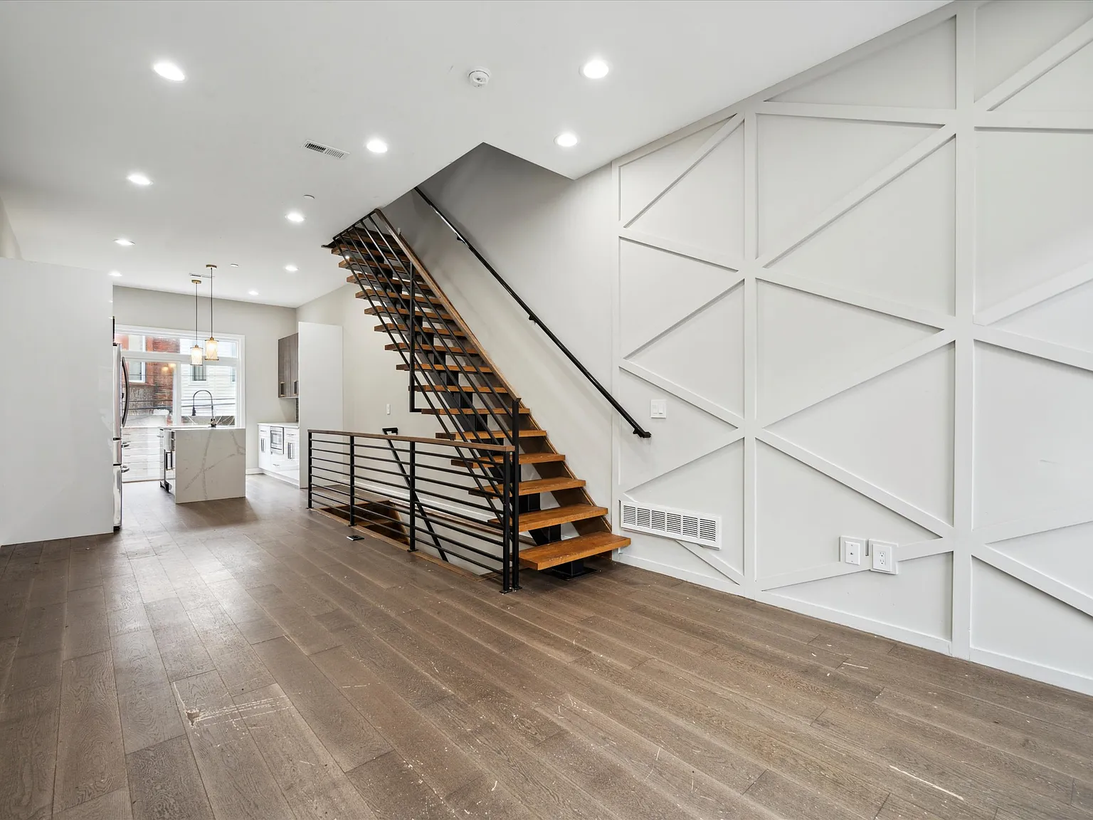 4 bed, 2300 sqft, $2,600 — Photo 2